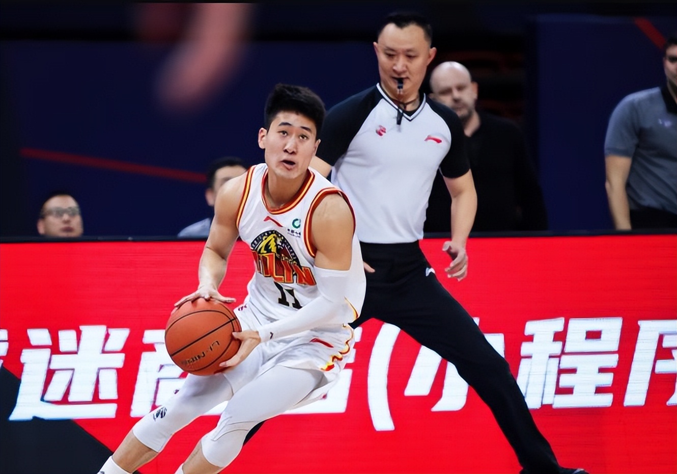 吉林男篮|CBA季后赛！广东队、吉林队横扫晋级，徐杰、姜维泽谁是最强00后？