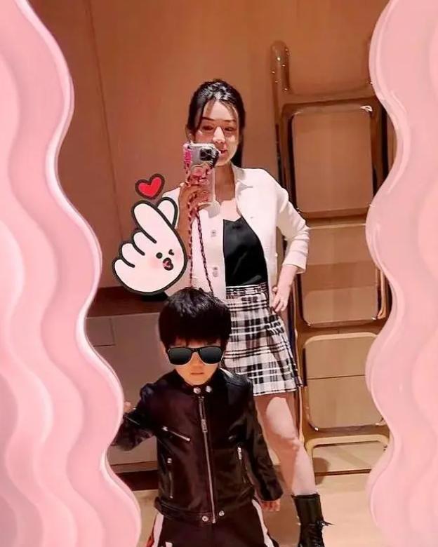 陈妍希|陈妍希颖儿带娃游玩,现身环球影城,不得不说陈晓的儿子是真帅