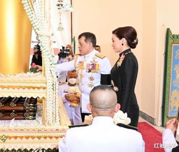 苏提达 苏提达设计出新发型,梳起低发髻温柔入骨,只为得到70岁泰王垂怜