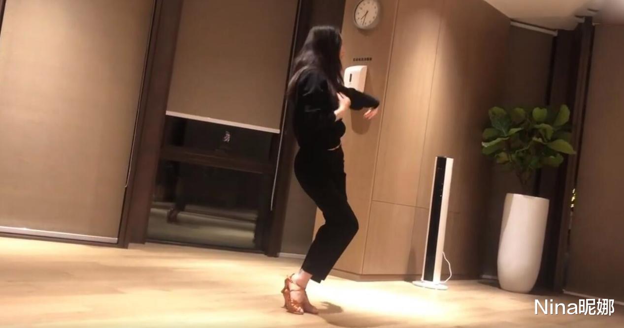倪妮|真是真人不露相!倪妮穿露脐卫衣配5cm高跟鞋大秀舞姿,正式进军唱跳圈