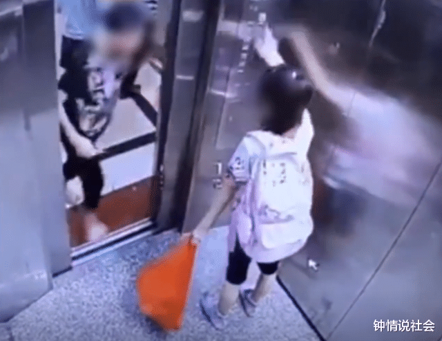 广东:电梯关门太快老人被夹,误以为孩子按关门键,上前掌掴女孩