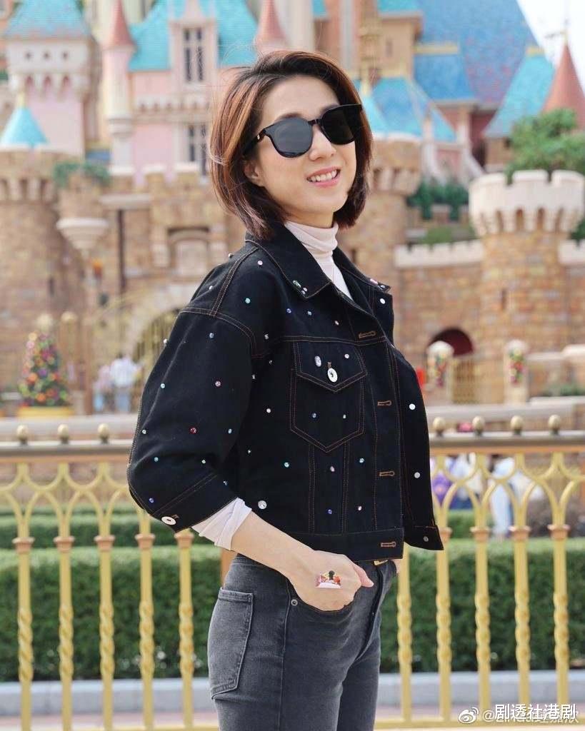 钟嘉欣|38岁钟嘉欣自曝变得情绪化，怀三胎达成老公心愿，此后或选择封肚