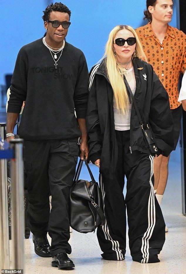 麦当娜|63岁麦当娜带黑人养子出行，穿透明T恤身姿挺拔，肉乎乎却显年轻