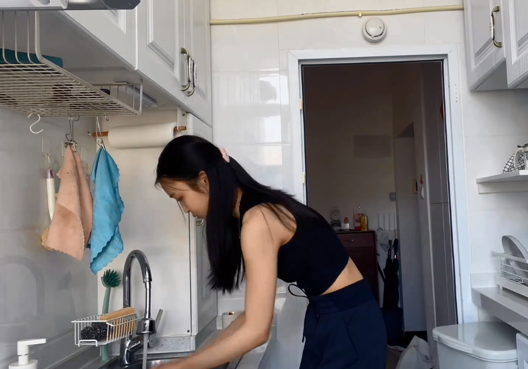 明星素颜|天生丽质！朱易直面素颜，不惧镜头怼脸分享动态，在线宠粉超可爱