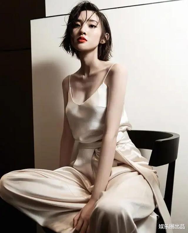 唐艺昕|唐艺昕晒踏青美照，穿碎花连衣裙扎马尾辫，笑容满面略显幸福