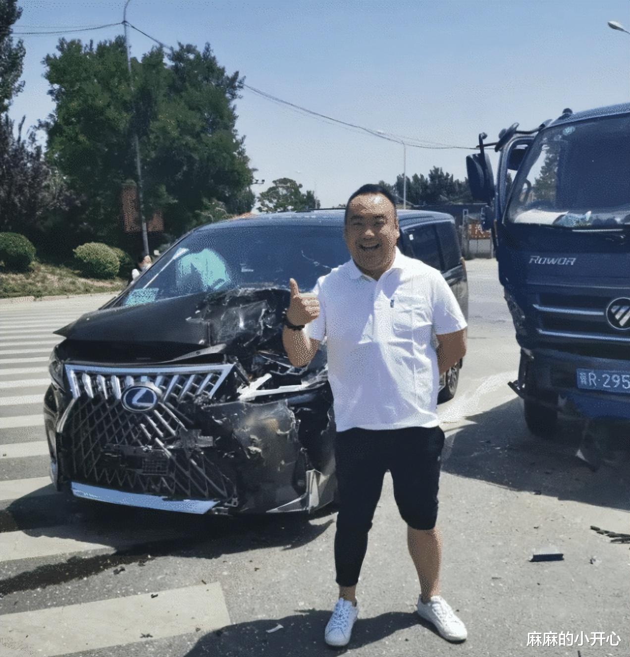 “刚提的新车,还没到家就撞成这样...”真是佩服你的技术啊!
