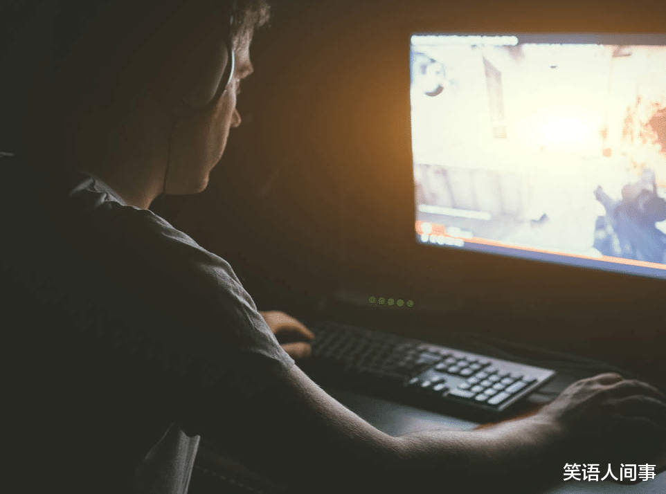 英雄联盟|他年薪八位数，20多岁，靠打游戏而被封“神”