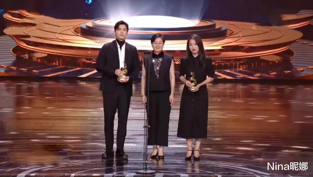 章子怡|张艺谋女儿挑大梁,39岁穿小黑裙独自走红毯,浓妆艳抹撞脸章子怡