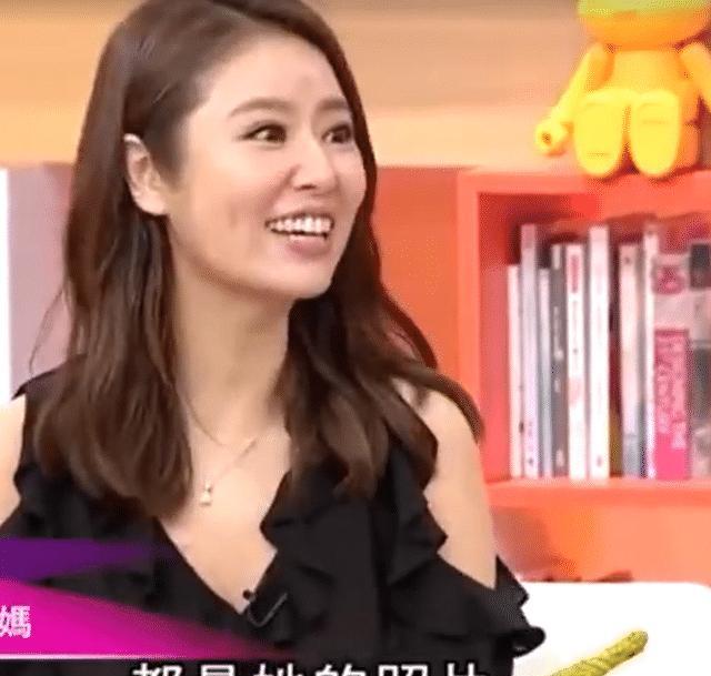 林心如 林心如狂炫娃，女儿帮她化妆绑头发，眼线画得和眉毛一样长：感受到炫耀的语气