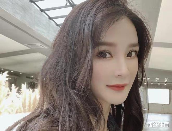 周润发|替身也太像了吧！刘亦菲、杨幂像照镜子，刘德华、周润发1比1复制