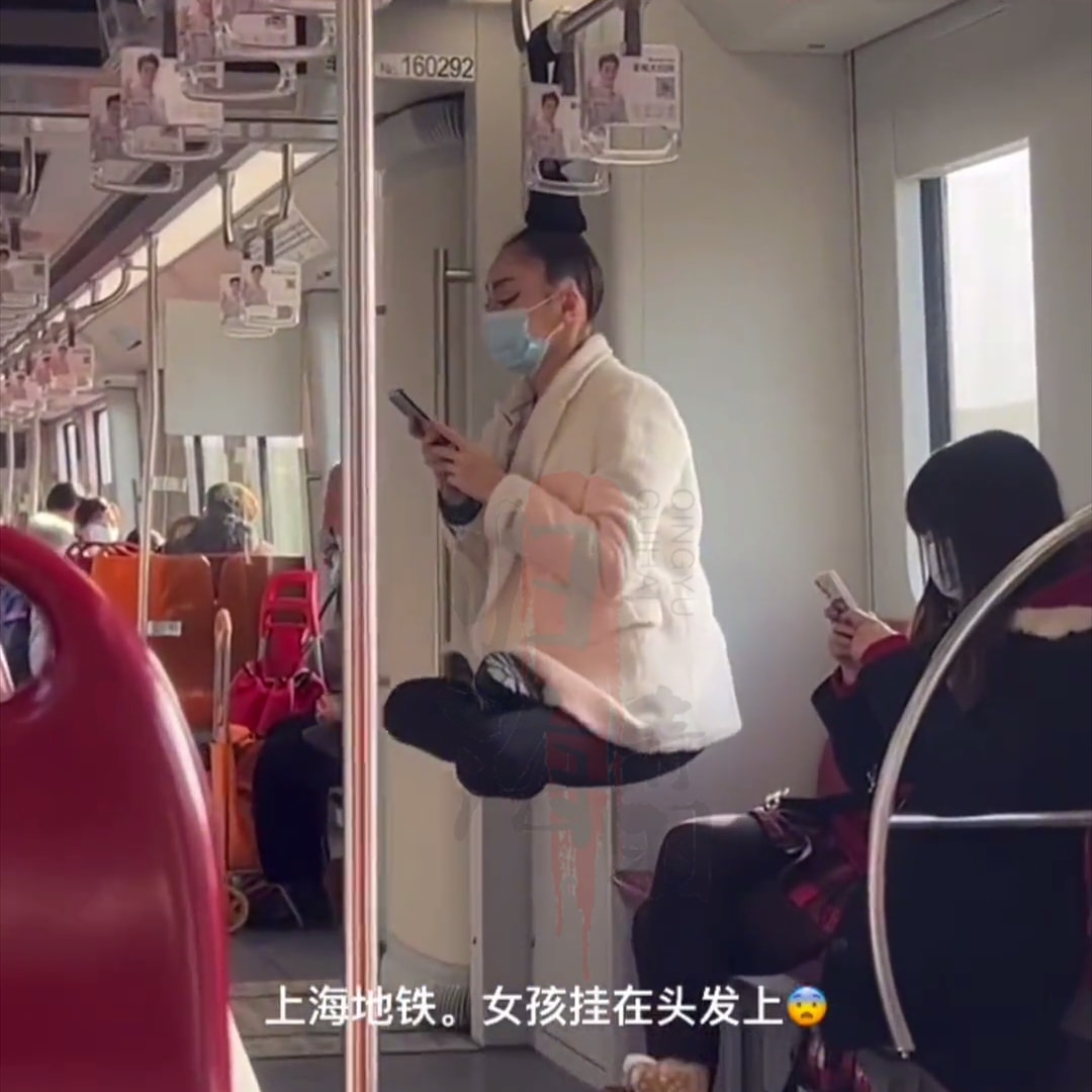 奇人!上海地铁里,一女子把头发绑扶手上,整个人悬在空中荡秋千