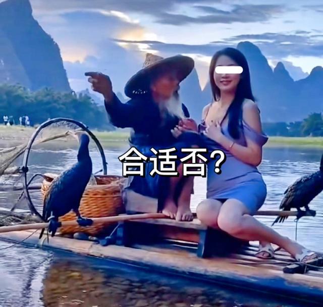 桂林:女子捂着胸口与打鱼老人合影,网友称污染了漓江美景