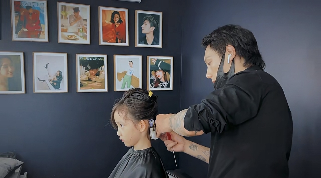 孙莉 黄磊孙莉好开明，带8岁小女儿烫发，多多晒自拍也挑染白发画风成熟