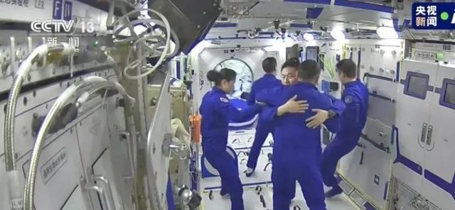 6名中国航天员紧紧相拥，这一刻，中国人的目光投向月球、火星……