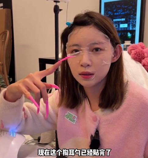 美甲 2622W粉痞幼不走寻常路，晒18厘米美甲博眼球，网友：九阴白骨爪