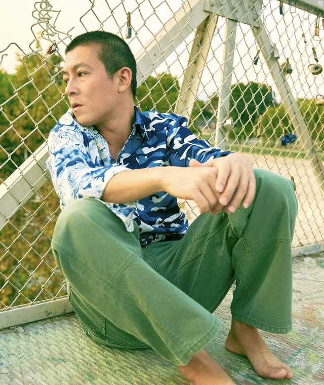 陈冠希|美女网友在香港偶遇陈冠希，晒出两人贴身合影，脸色浮肿沧桑了不少