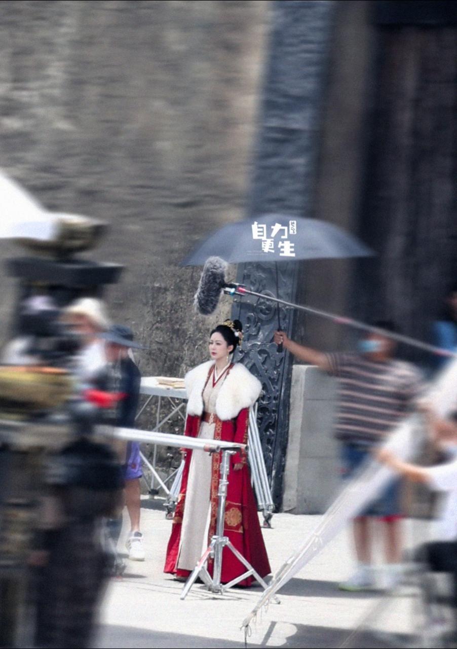 杨紫|不容易!杨紫《长相思》红衣路透,横店这么热的天穿着大毛领拍戏