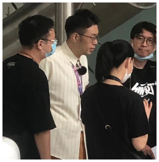 连体裤 杜海涛素颜露面，瘦到脱相认不出，网友指他老得像身旁亲妈同龄人
