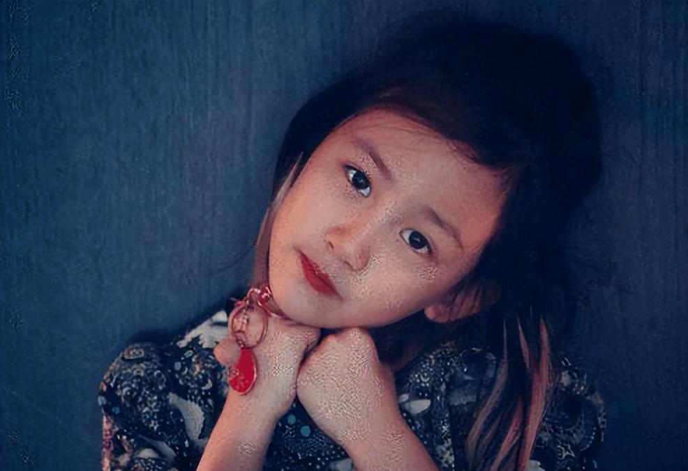 黄磊 黄磊9岁女儿化烟熏妆，涂红唇打耳洞太早熟，网友：家教有问题