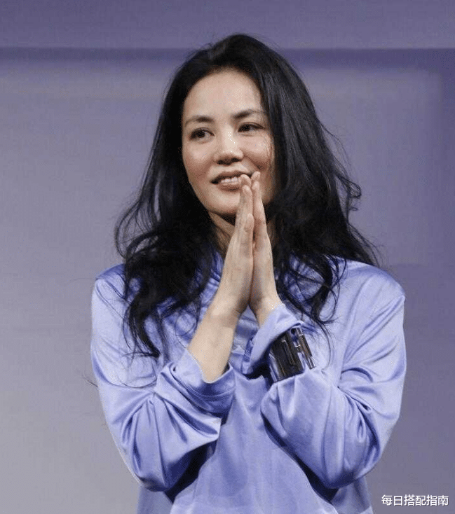 卷发 放弃你的黑长直吧!今年春天流行这3款长卷发,时髦减龄还显脸小