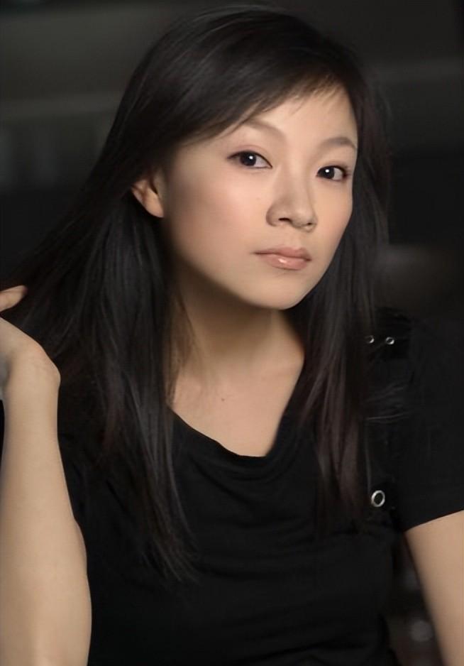 |王蓝一：当过月薪500导游，撞脸董卿搭档宋英杰，婚姻低调有一女