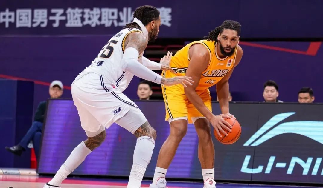 奥卡福|奥卡福5分1板，被莫兰德完爆，球风太软不敢对抗，难怪NBA不要你