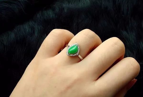 戒指|每个手指戴翡翠戒指的‘含义’你知道吗？千万别瞎戴！