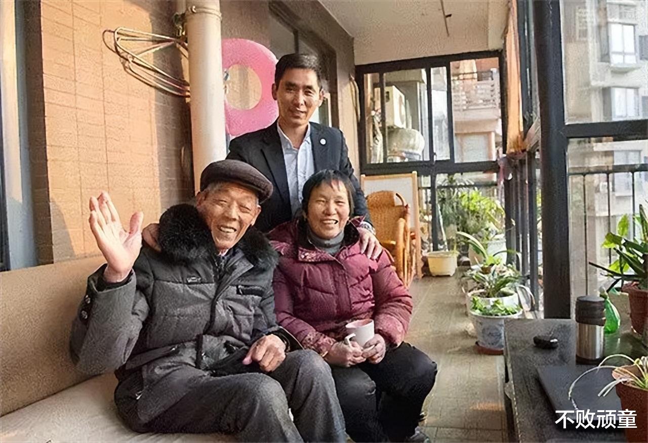 2015年,北大学霸将癌晚期父亲骗出国,88天后归来,结局催人泪下