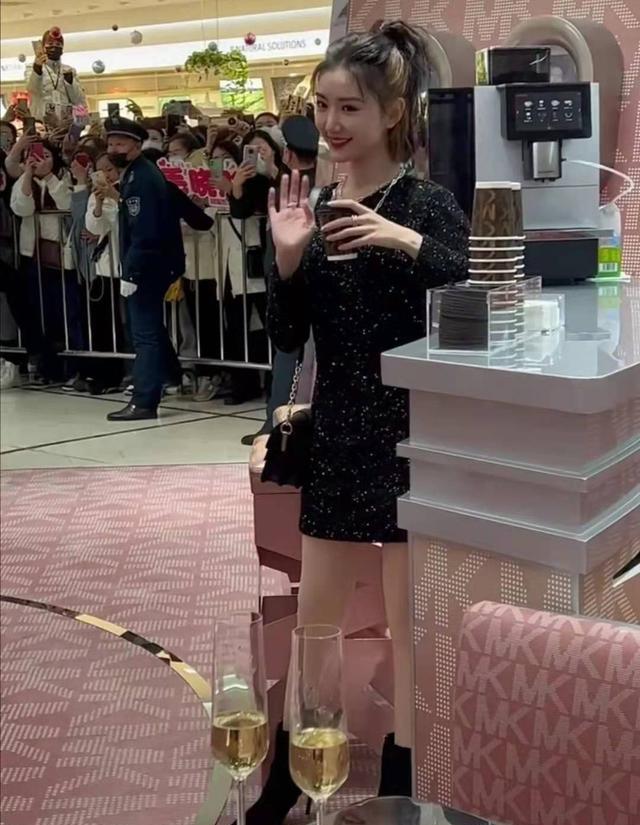 毛晓彤|毛晓彤商场亮相被抓拍，穿圆领长裙扎马尾辫，路人视角下依然迷人