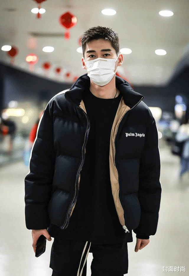 穿衣搭配|张翰冯绍峰都穿全黑色，一短一长搭配可不同，穿得温暖还都挺有型