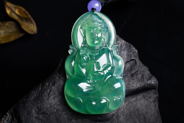 古董|知名度奇低的芙蓉种翡翠，竟能拍卖到200万之高！它凭什么？