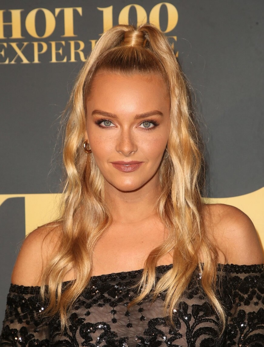 发型 半扎半散的发型怎么扎好看?扎个半马尾很美,简单优雅又时尚。