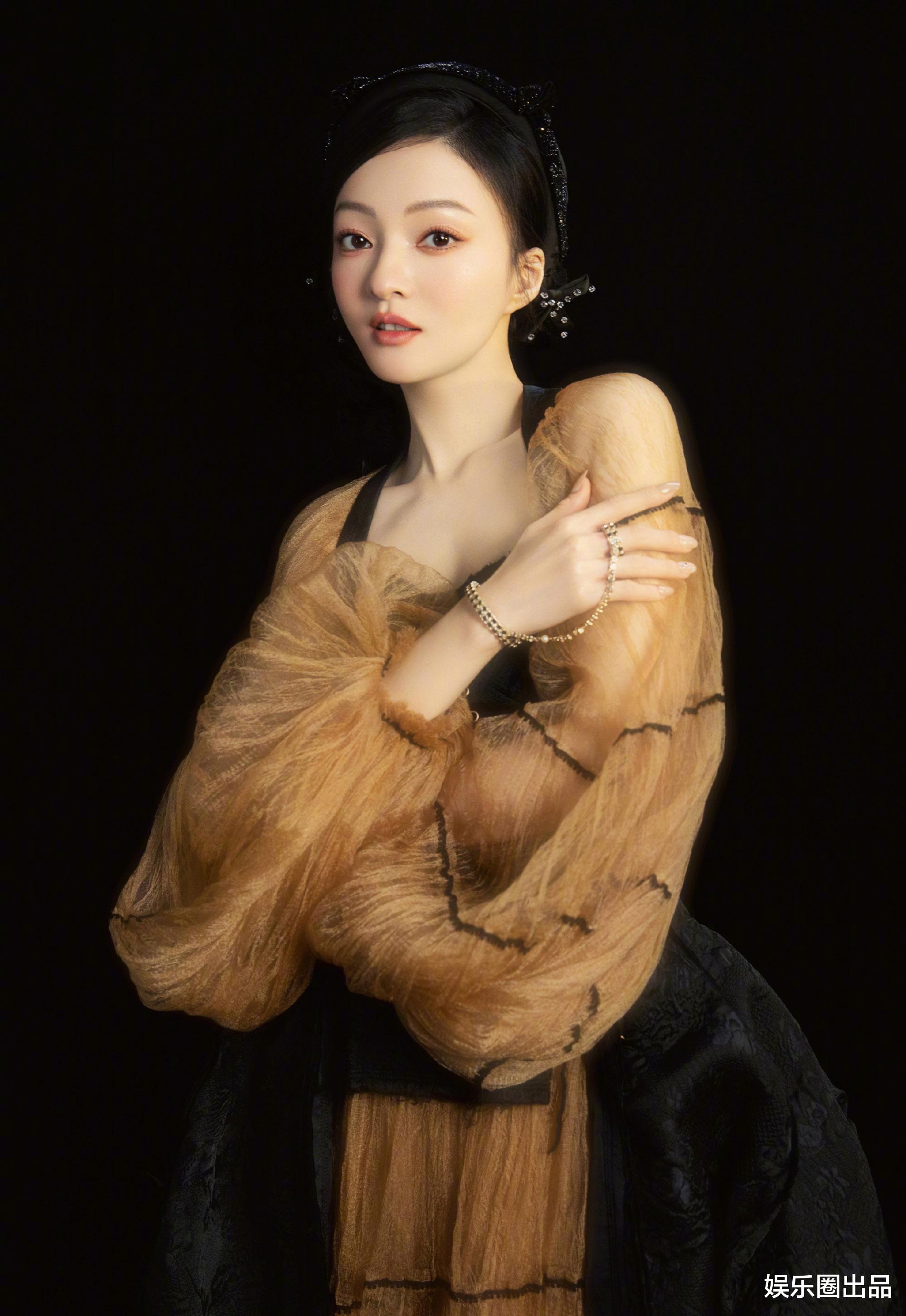 张韶涵|张韶涵穿低领纱裙演出，气质儒雅身形饱满，美出了古装的既视感