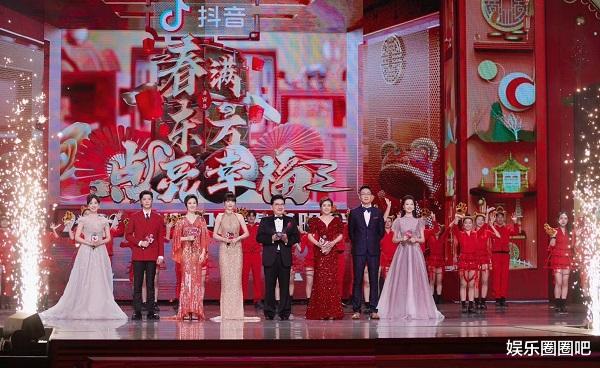 周扬青|唐嫣跨界主持东方卫视春晚，直接站C位，身材高挑颜值出众