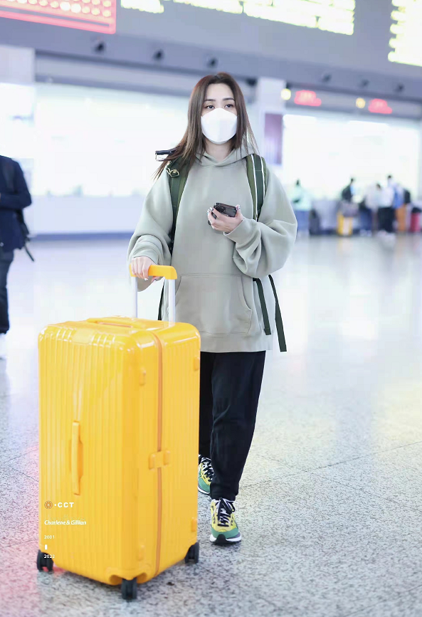 阿娇|Twins参加《浪姐3》?高调合体走机场,同穿卫衣阿娇不如阿Sa吸睛