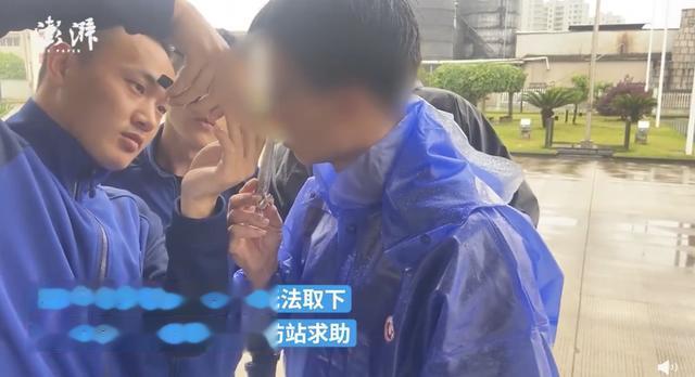 |男子钓鱼摘钩时鱼钩挂住鼻子,钩子直接刺入皮肉深处