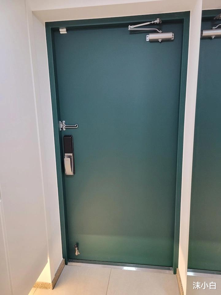 7年夫妻的99平新家,白色客厅、大红色卧室,捏了一把冷汗!