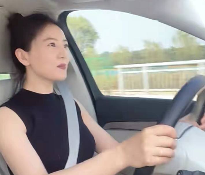 高圆圆|高圆圆开63万座驾回老家，逛森林公园接地气，生图白到发光露长腿