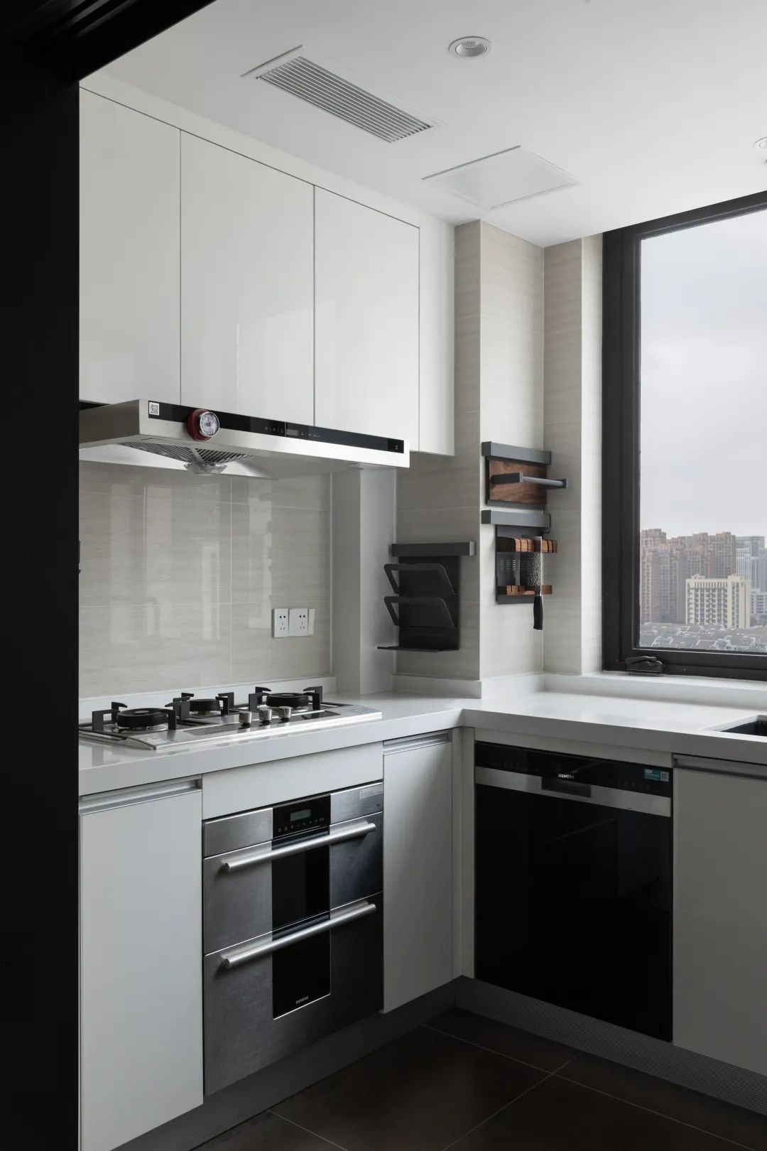 杭州117㎡小四居装修成黑白极简风,入住后全家都喜欢