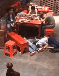 “这两个女生同时追求你,你会选哪个?”评论一语惊醒梦中人