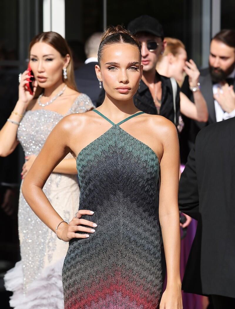 欧美明星|哈娜·克罗斯现身马丁内斯酒店 香肩半露性感雅致