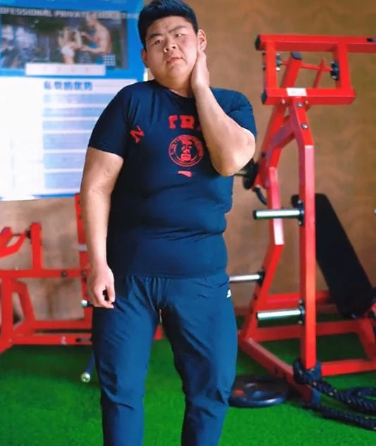 |作为“中国第一胖”的王浩楠体重出现了反弹，肚皮变成三层，被网友嘲像“千层饼”