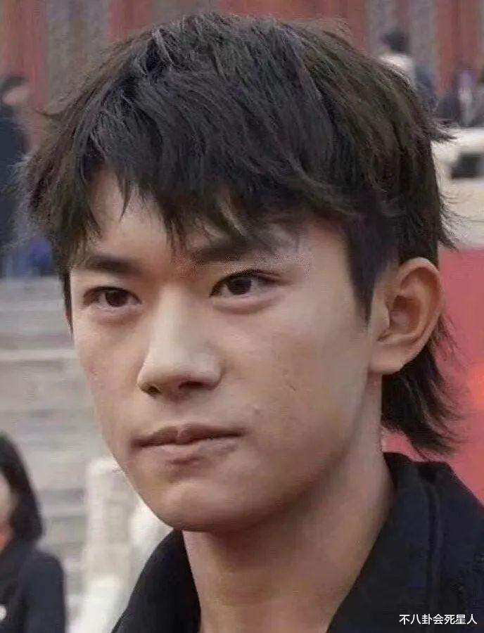 高级脸|“高级脸”别乱营销，从易烊千玺到周冬雨，长相就是很普通