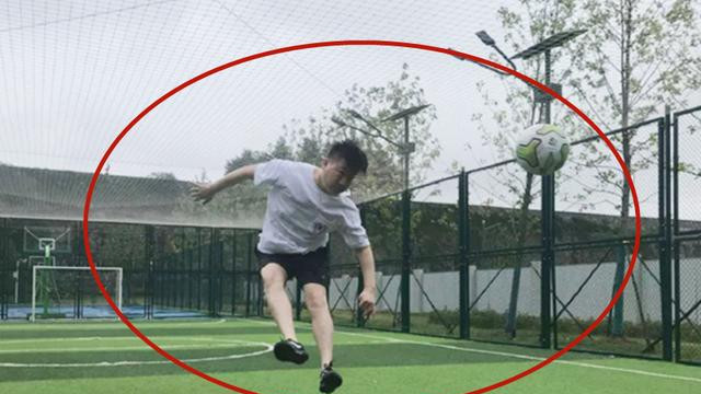 王薇|德云社郎鹤炎发文，在线喊话搭档张鹤伦，却被二人踢球照抢镜