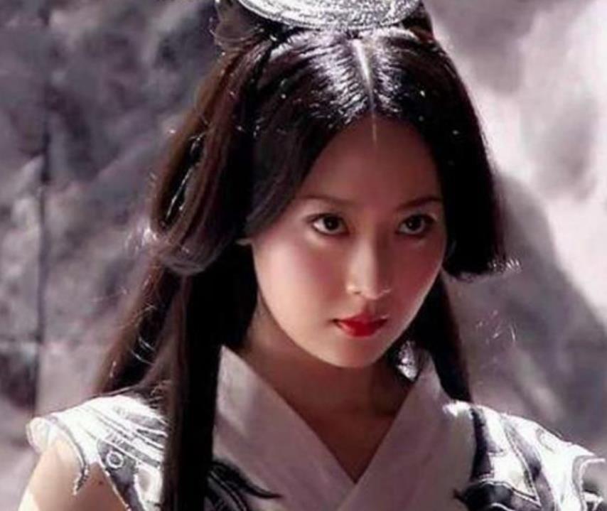 成龙|金喜善拍戏体力不支晕倒了，成龙抱着金喜善到酒店进行紧急抢救