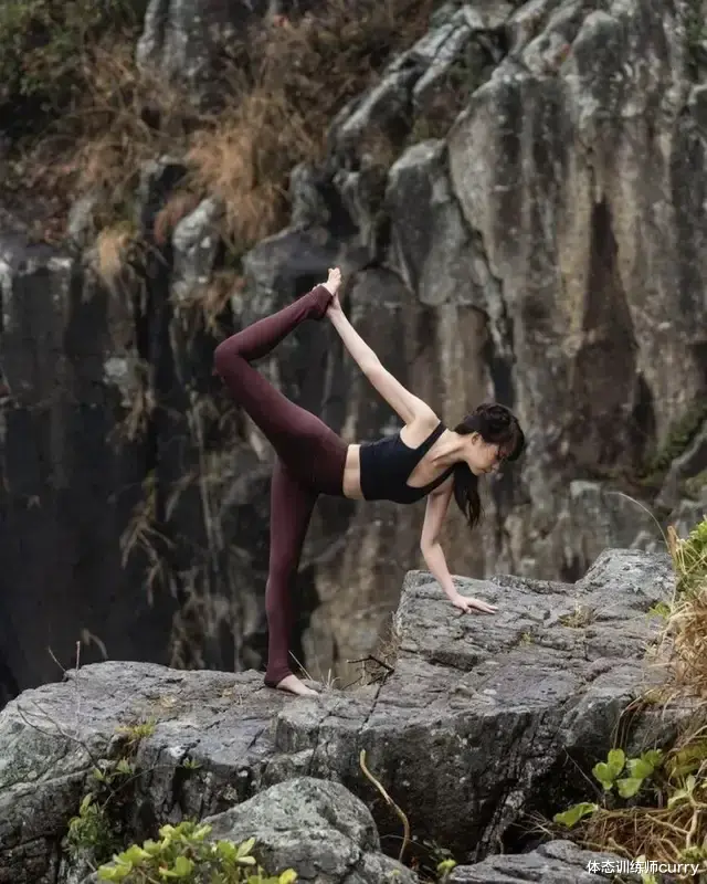 教练|44岁富婆与教练“玩托举”,这画面是不付费就能看的?