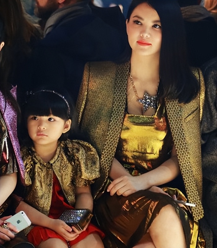 李湘|李湘让何炅在北京买房,刚买完就限购了!直言跟着她能发家致富