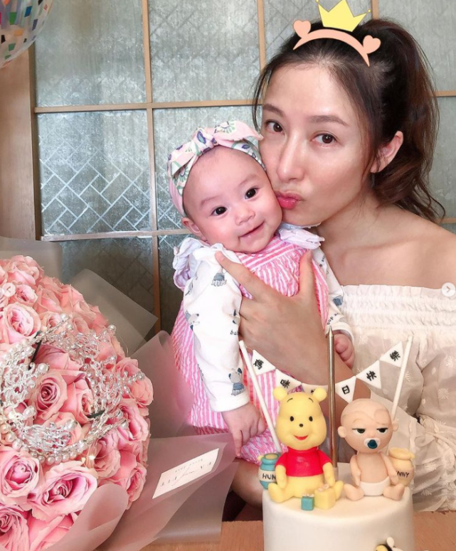 杨怡|罗仲谦晒照为两岁女儿庆生,杨怡亲吻女儿脸颊超温馨,小珍珠大眼颜值高