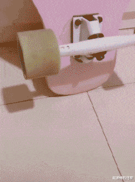 成龙|成龙与空姐合影惹争议，被曝索要女方电话住址，隔天送上签名礼物