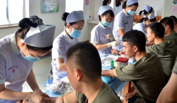 医生|高考体检要“全裸上阵”，女生听了脸都红了，医生：谁愿意看你